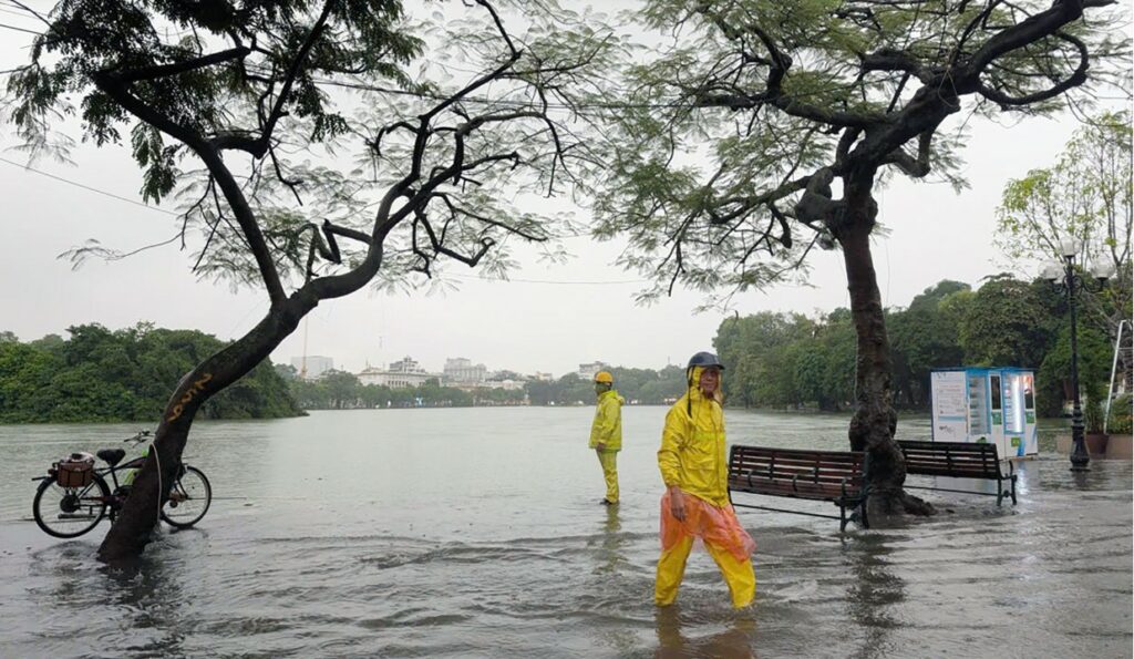 Hồ hoàn Kiếm, nước dâng cao không thể thấy bờ