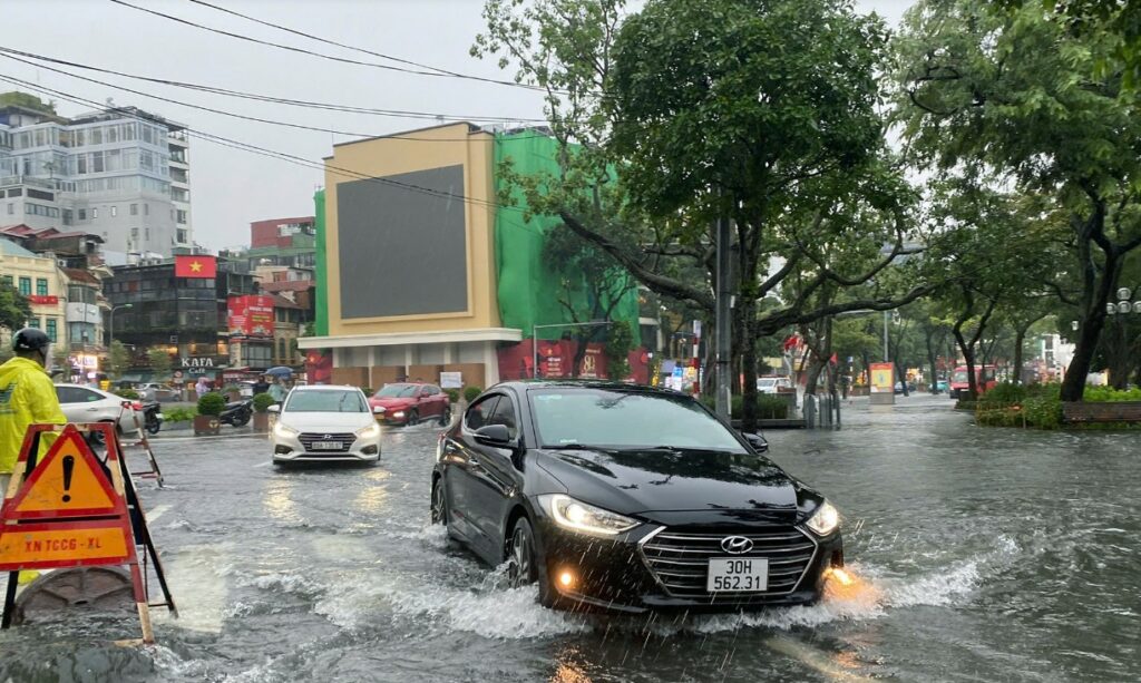 Quảng trường Đông Kinh Nghĩa Thục nước dâng cao